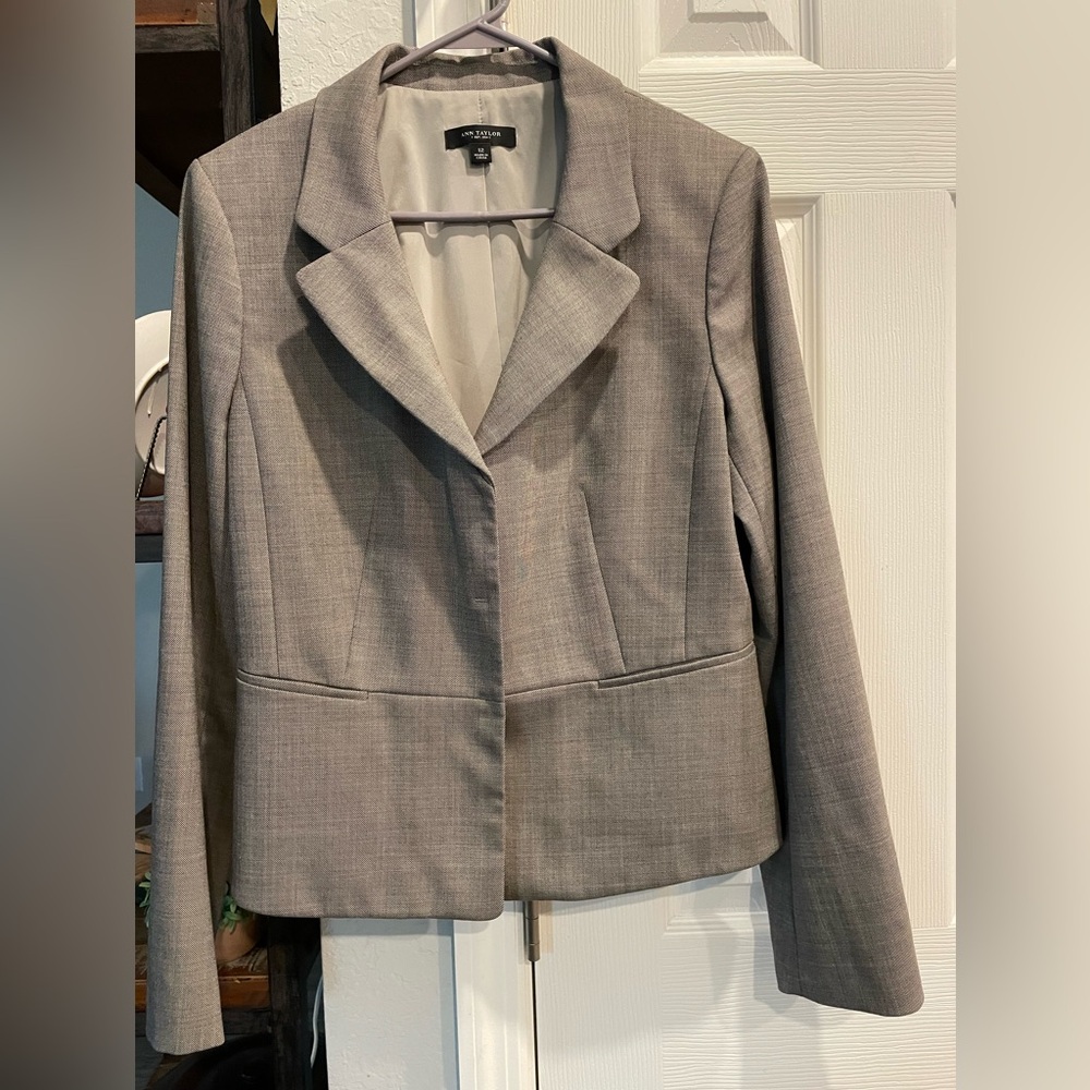 Ann Taylor gray single breasted snap close Padded shoulders lined blazer office